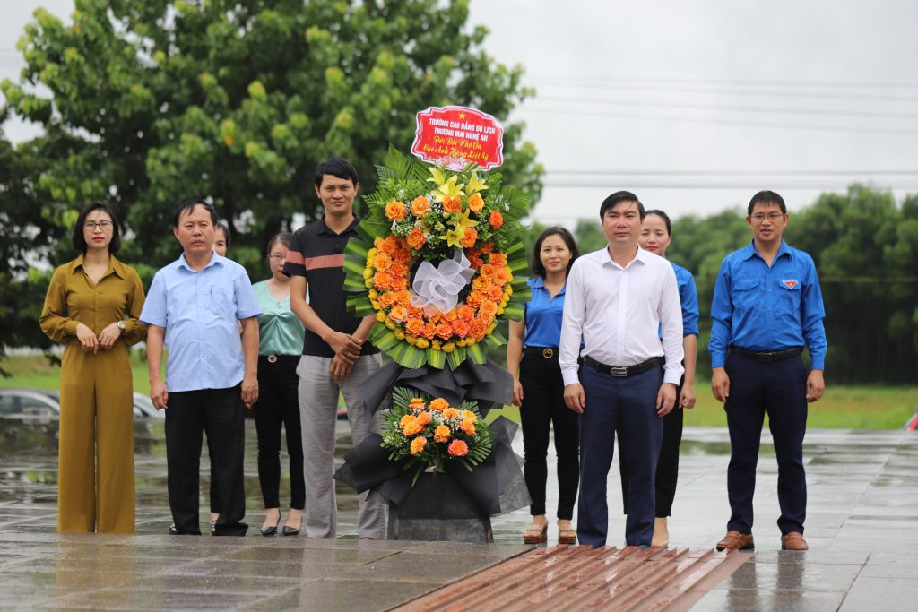 Đoàn đại biểu của Trường Cao đẳng Du lịch - Thương mại Nghệ An đang hoa tại Đài tưởng niệm Liệt sỹ thị xã Cửa Lò